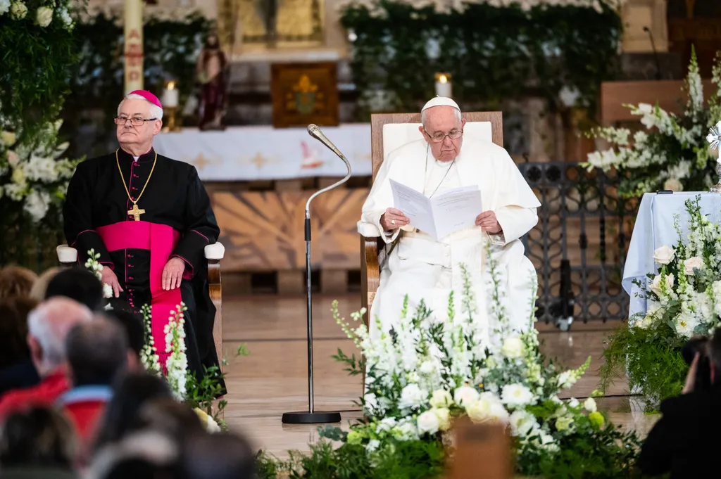 ÚJ NAGY KÉPEK Ferencpápa2023, Ferenc pápa, pápalátogatás, háromnapos apostoli látogatás, Ferenc pápa magyarországi látogatása, Magyarország, péntek, 2023, Árpád-házi Szent Erzsébet-templom, Rózsák tere, 