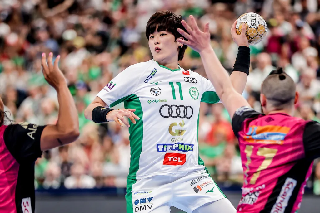 női kézilabda BL Final Four Budapest, MVM Dome, női kézilabda, Bajnokok Ligája négyes döntő, 2023, EHF FINAL4 WOMEN 2023, Győr, győri szurkolók, Győri Audi ETO KC–Vipers Kristiansand, győri támadás 