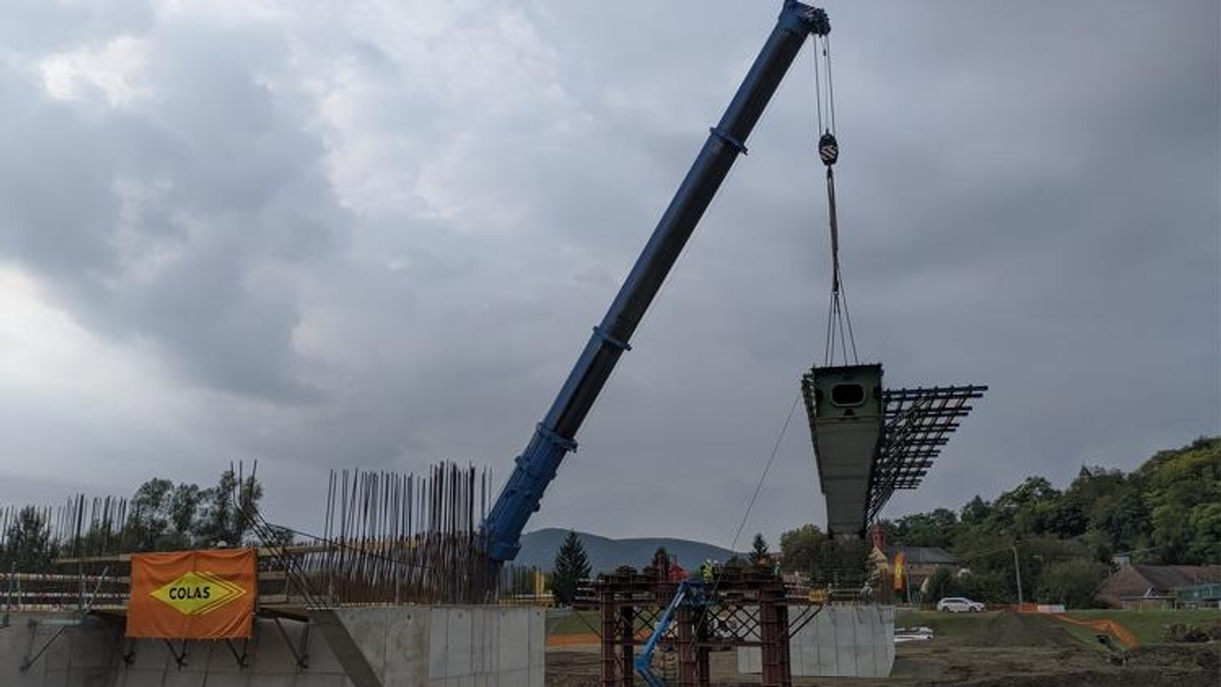 A projekt beruházója a Nemzeti Infrastruktúrafejlesztő (NIF) Zrt, a fejlesztés várható befejezése 2023 első negyedéve. Az Ipoly-híd esetében a Colas Közlekedésépítő Zrt. a kivitelező, míg a magyar oldali útcsatlakozást a Colas Út Zrt. készíti el. 