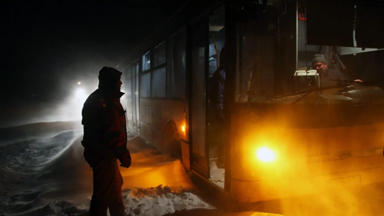 tél, havazás borsodban, a hófúvásban elakadt autóbusz a a Borsod-Abaúj Zemplén megyei Köröm és Girincs közötti úton