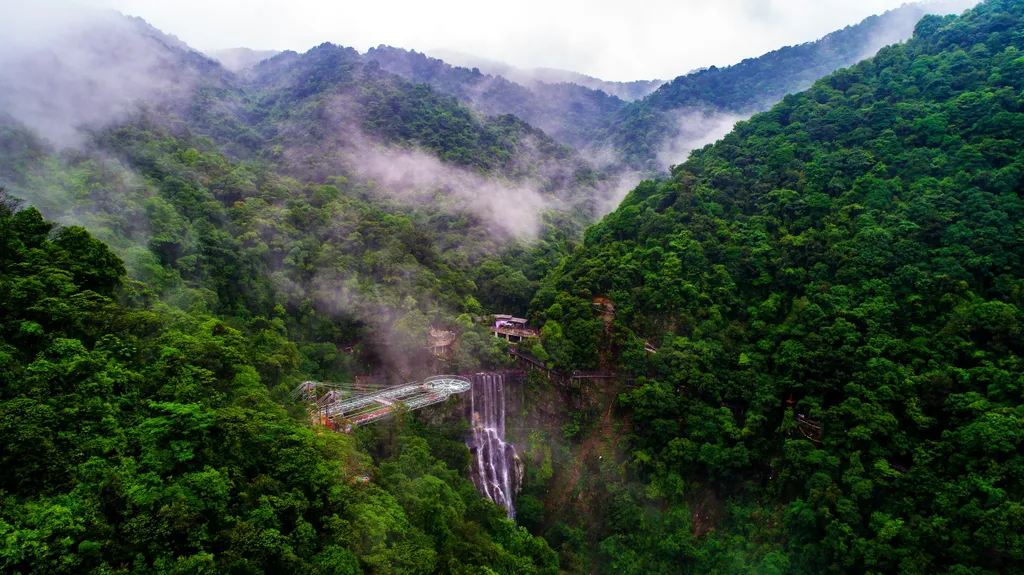 Üvegpadlós kilátó, Kína, Kulunghszia, Csingjüan

Yun Tian Bo Ba, Gulongxia  Guangdong Qingyuan Qingxin glass platform glass platform 