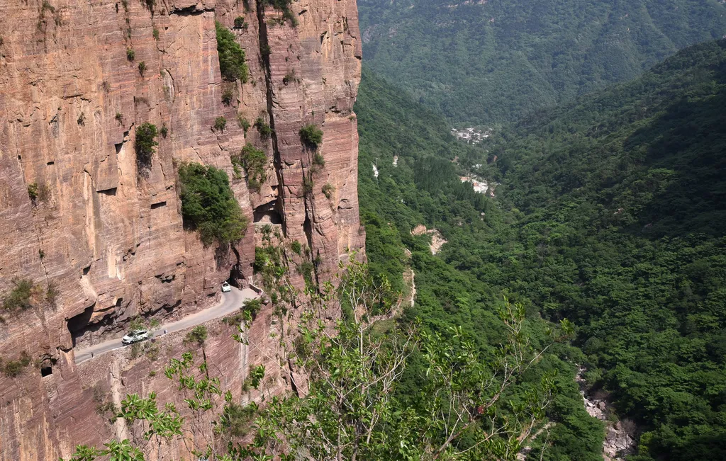 Kuoliang - alagút, Tajhang -hegyek, Kína, Kuoliang, kínai falu, elszigetelt, völgy, meredek, sziklák, kőből kivájt lépcső 