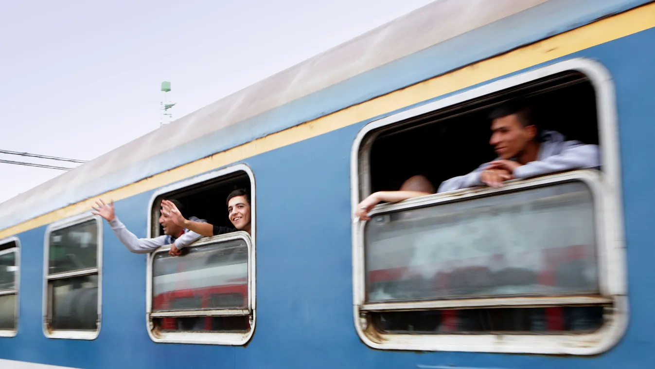 menekültek érkeznek Tatabánya vasútállomásra, hogy innen utazzanak tovább vonattal Hegyeshalomba 2015 szeptrember 5-én menekültek érkeznek Tatabánya vasútállomásra, hogy innen utazzanak tovább vonattal Hegyeshalomba 2015 szeptrember 5-én 