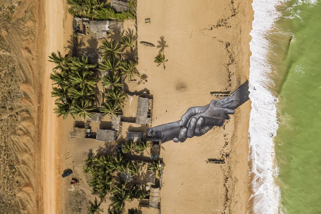 Biológiailag lebomló festékkel készült földfestmény Beninben 
