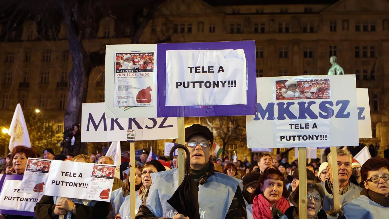közszolgálati demonstráció, József Nádor tér,"Tele a puttony" 