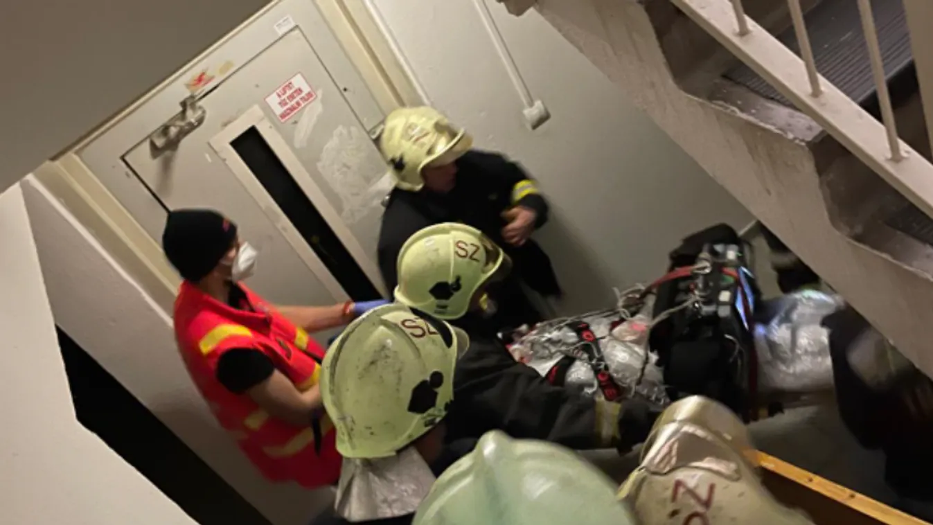mentők életmentés szűk folyosó lépcsőház újraélesztés beteg 