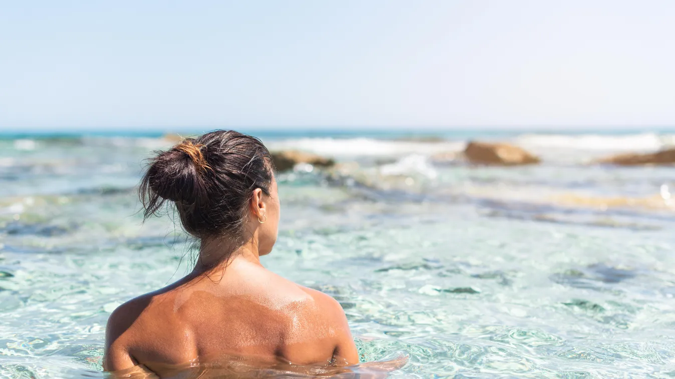 nudista strandok, Topless nő a vízben 