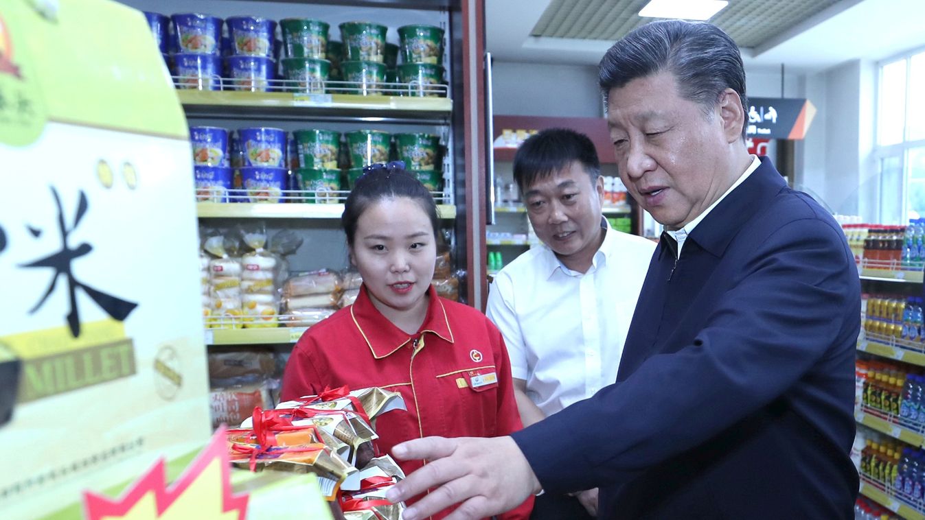 (180928) -- SHENYANG, Sept. 28, 2018 (Xinhua) -- Chinese President Xi Jinping, also general secretary of the Communist Party of China (CPC) Central Committee and chairman of the Central Military Commission, visits a supermarket in the expressway service a