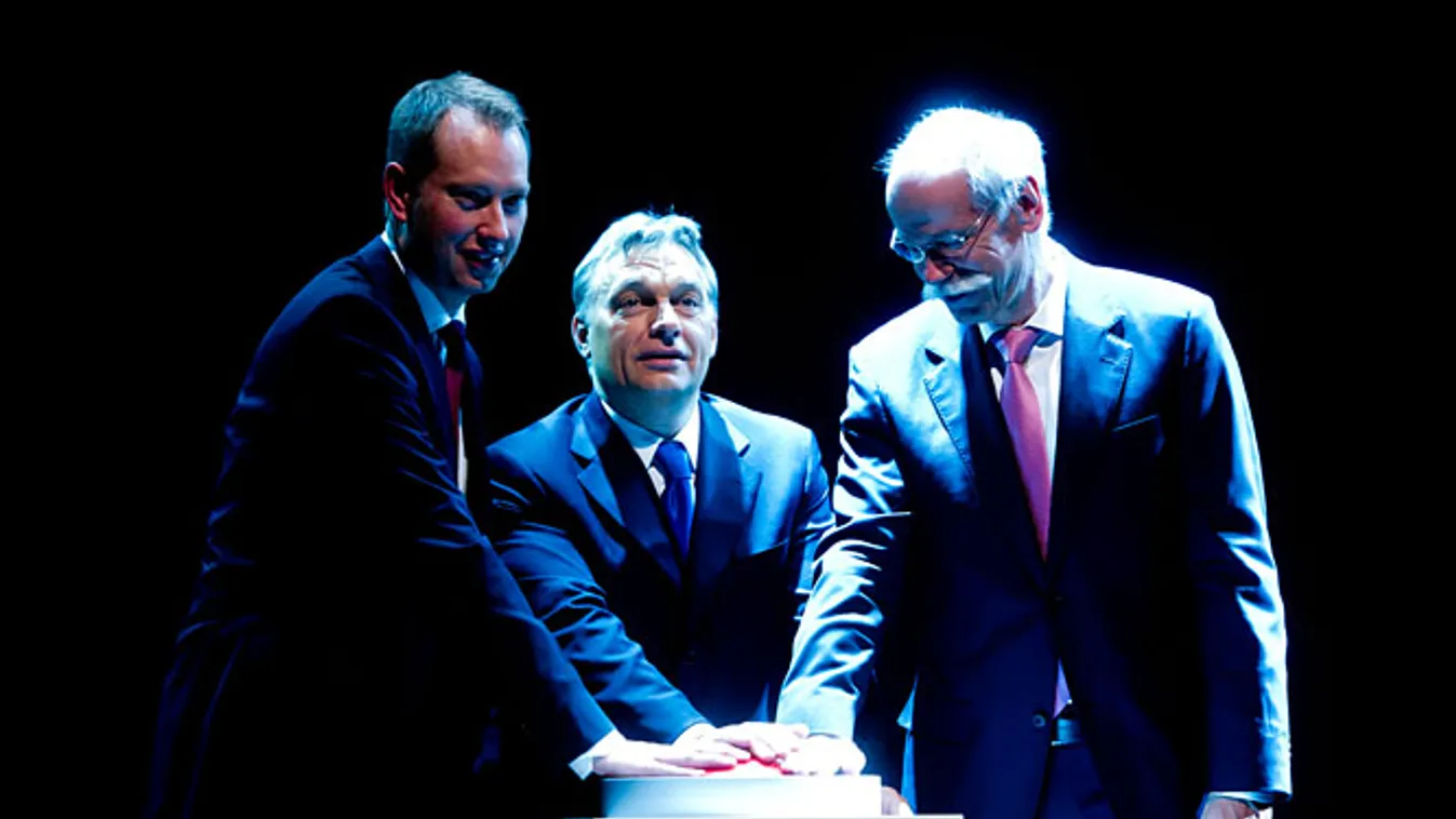 GDP, autógyártás, Frank Klein kecskeméti gyárigazgató, Orbán Viktor miniszterelnök és Dieter Zetsche, a Daimler AG igazgatóságának elnöke a kecskeméti Mercedes-gyár átadásán