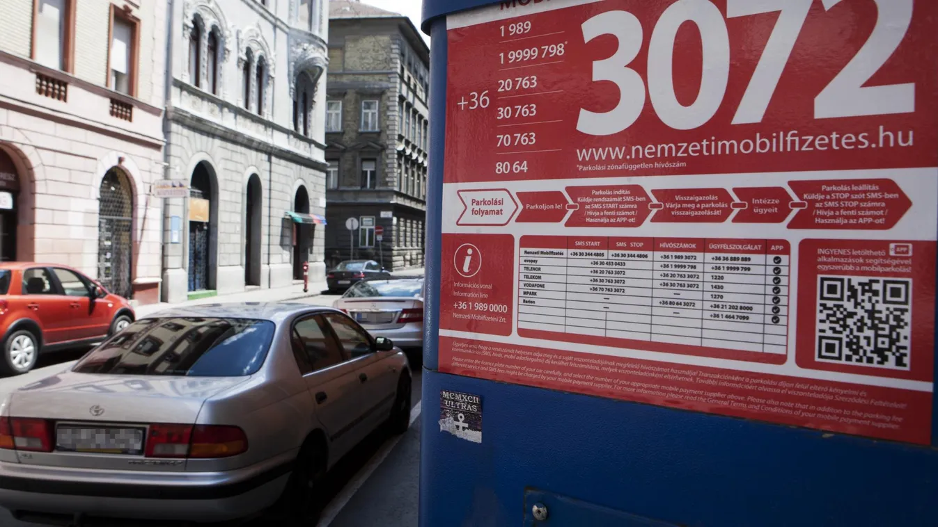 Mobilparkolás telefonszáma olvasható egy parkolóautomatán Budapesten, a Dob utcában 2014. július 1-én 