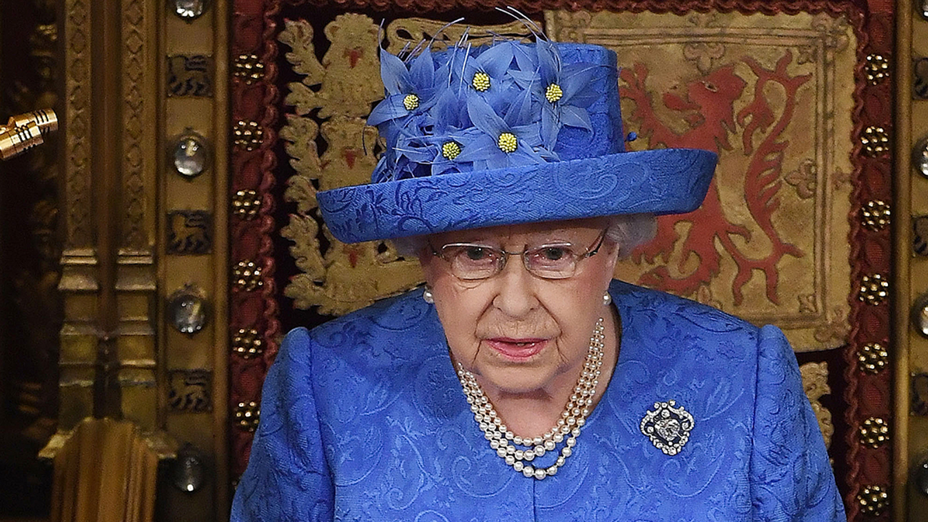 II. Erzsébet királynő A harisnya kötelező, a lobogó hajkorona viszont tilos a királyi etikett szerint 