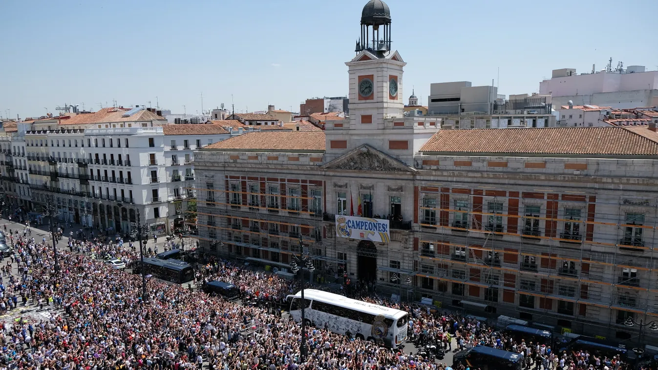 Real Madrid Celebrate After They Win Spanish League realmadrid spanishleague cibeles zidane cristianoronaldo isco modric benzema sergioramos marcelo casemiro varane lucasvazquez puertadelsol Horizontal COMMEMORATION CHAMPION FOOTBALL 