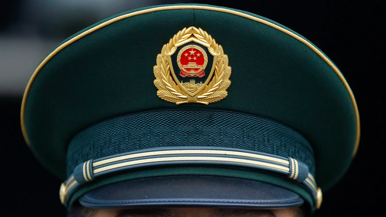 A kínai Népi Felszabadítási Hadsereg (PLA) egyik katonája őrségben az APEC-csúcstalálkozó sajtóközpontja közelében Pekingben. Az Ázsiai és Csendes-óceáni Gazdasági Együttműködés (APEC) szervezetének ötnapos csúcstalálkozója ezen a napon kezdődik a kínai f