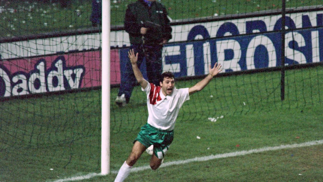 FBL-FRANCE-BULGARIA-WORLD CUP 1994 Horizontal FOOTBALL MATCH FULL-LENGTH HANDS IN THE AIR JOY GOALPOSTS 