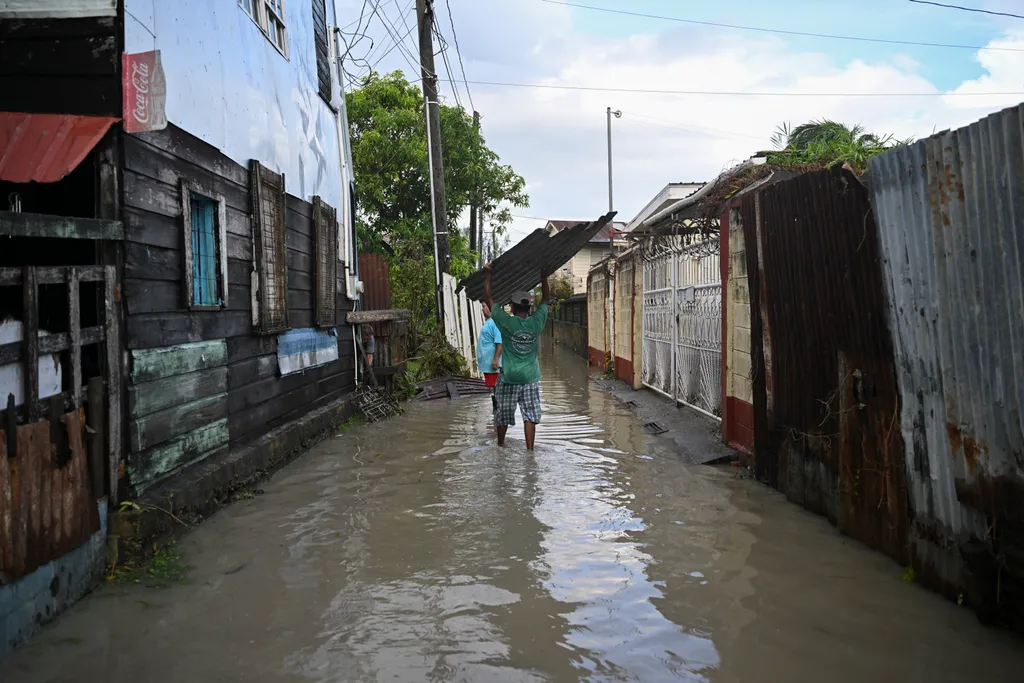 Lisa hurrikán, Belize, pusztítás, rombolás, Közép-Amerika 