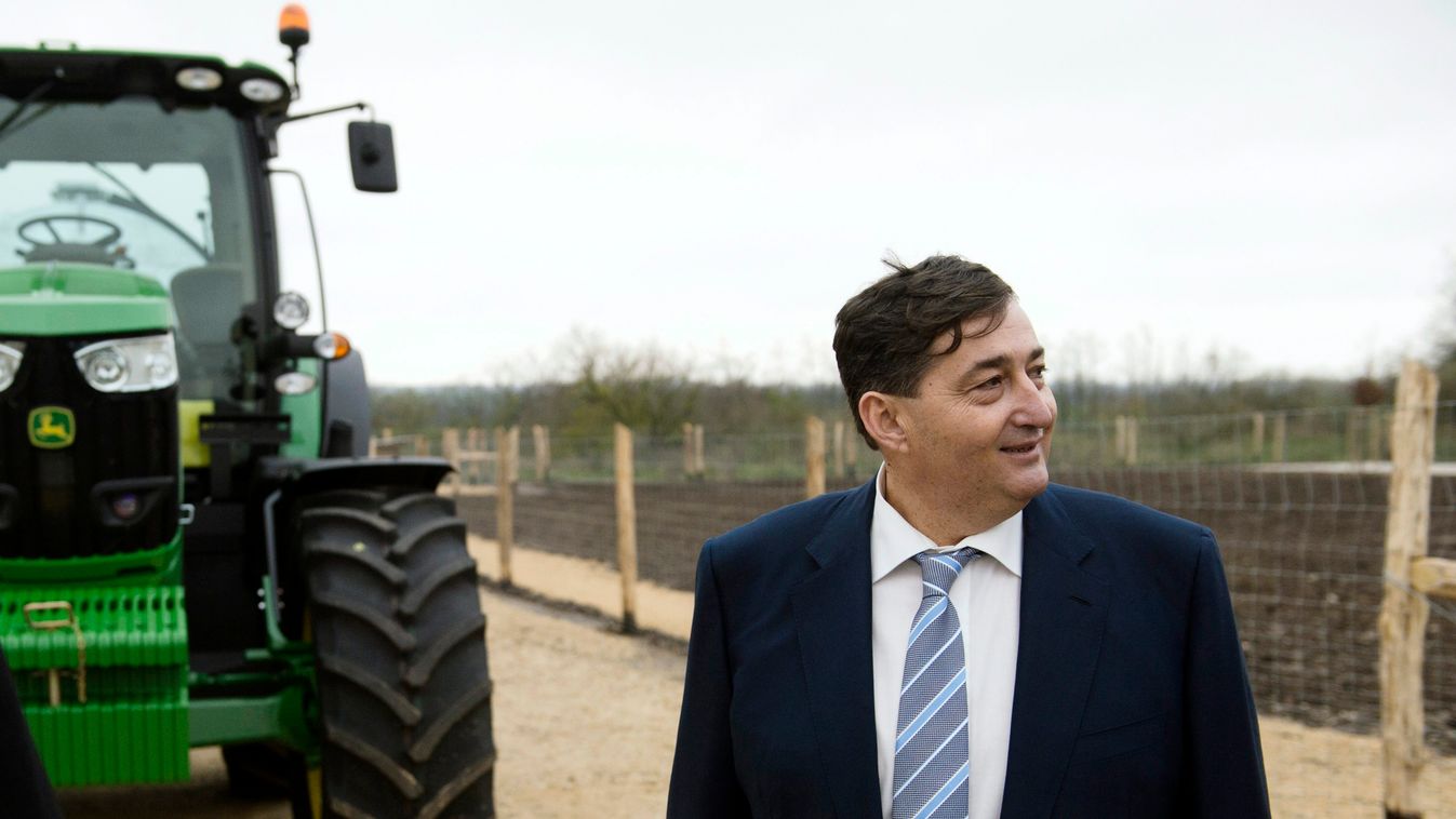 Mészáros Lőrinc avatás Foglalkozás Közéleti személyiség foglalkozása KÖZLEKEDÉSI ESZKÖZ polgármester politikus SZEMÉLY traktor ÜNNEP Alcsútdoboz, 2014. november 18.
Mészáros Lőrinc (Fidesz-KDNP) felcsúti polgármester a Búzakalász 66 Felcsút Kft. bányavölg