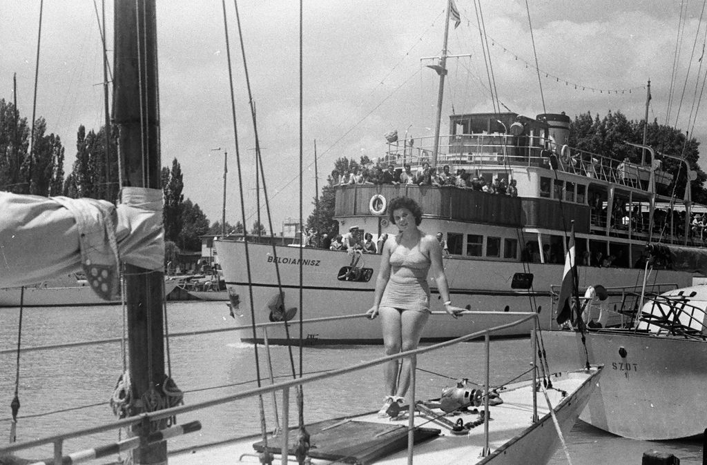 Balaton,
Siófok
kikötő, Beloiannisz személyhajó
ÉV
1959 diszkóhajó 