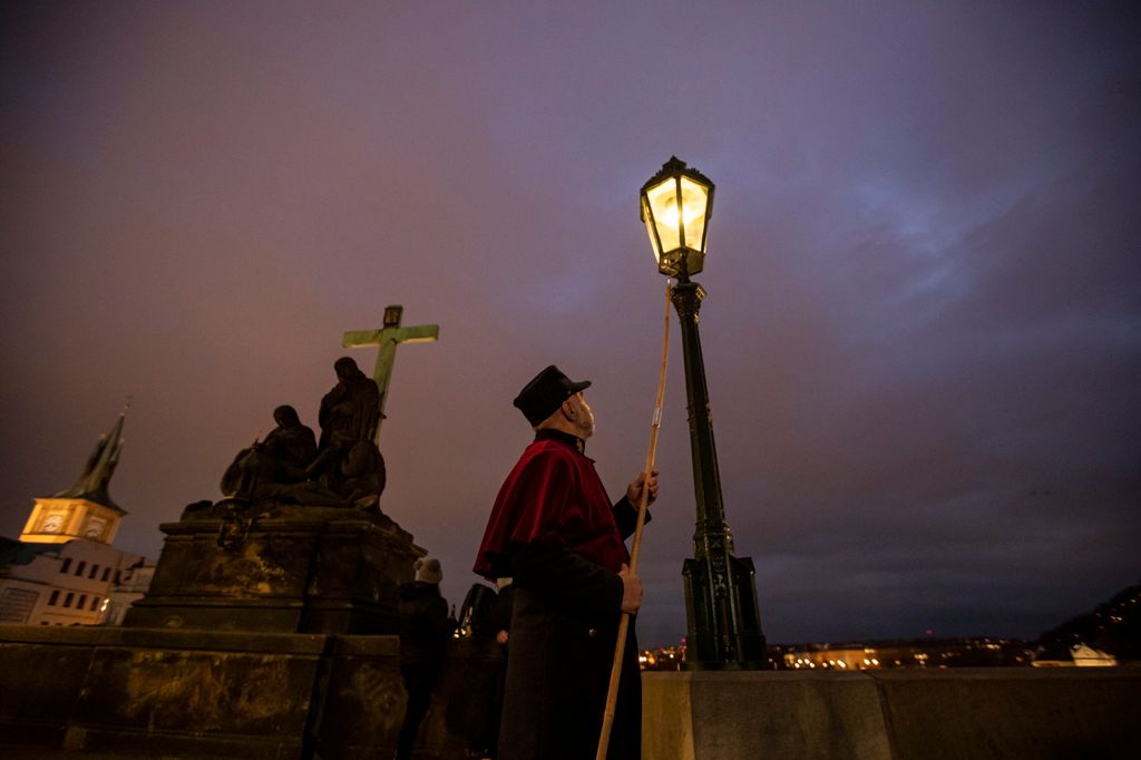 Prágai lámpagyújtogatók, a Károly híd 
 TATER, Jan gázlámpa híd korabeli öltözék korhű ruha KÖZLEKEDÉSI LÉTESÍTMÉNY KÖZTERÜLET ÖLTÖZÉK SZEMÉLY TÁRGY utcai lámpa 