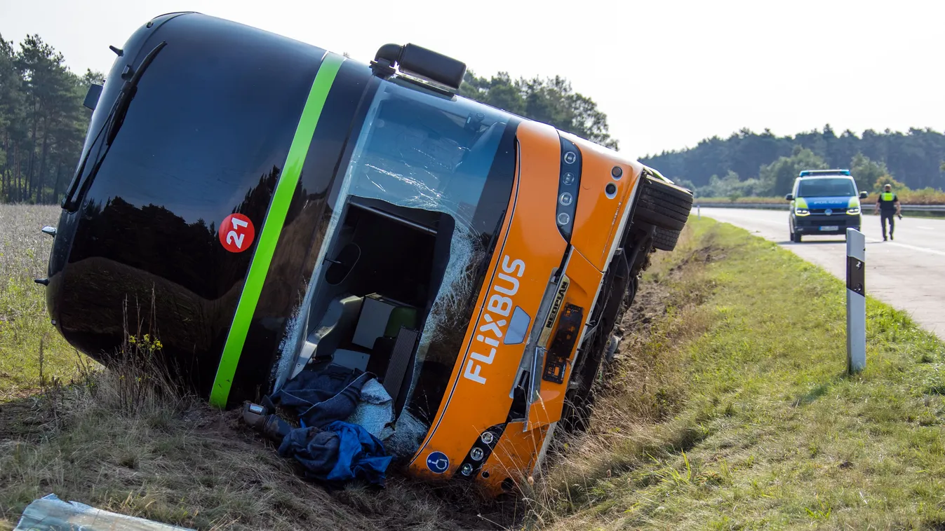 Long-distance bus accident on the A24 Disasters and Accidents Accidents TRAFFIC BUS MOTORWAY Bus accident flixbus coach 