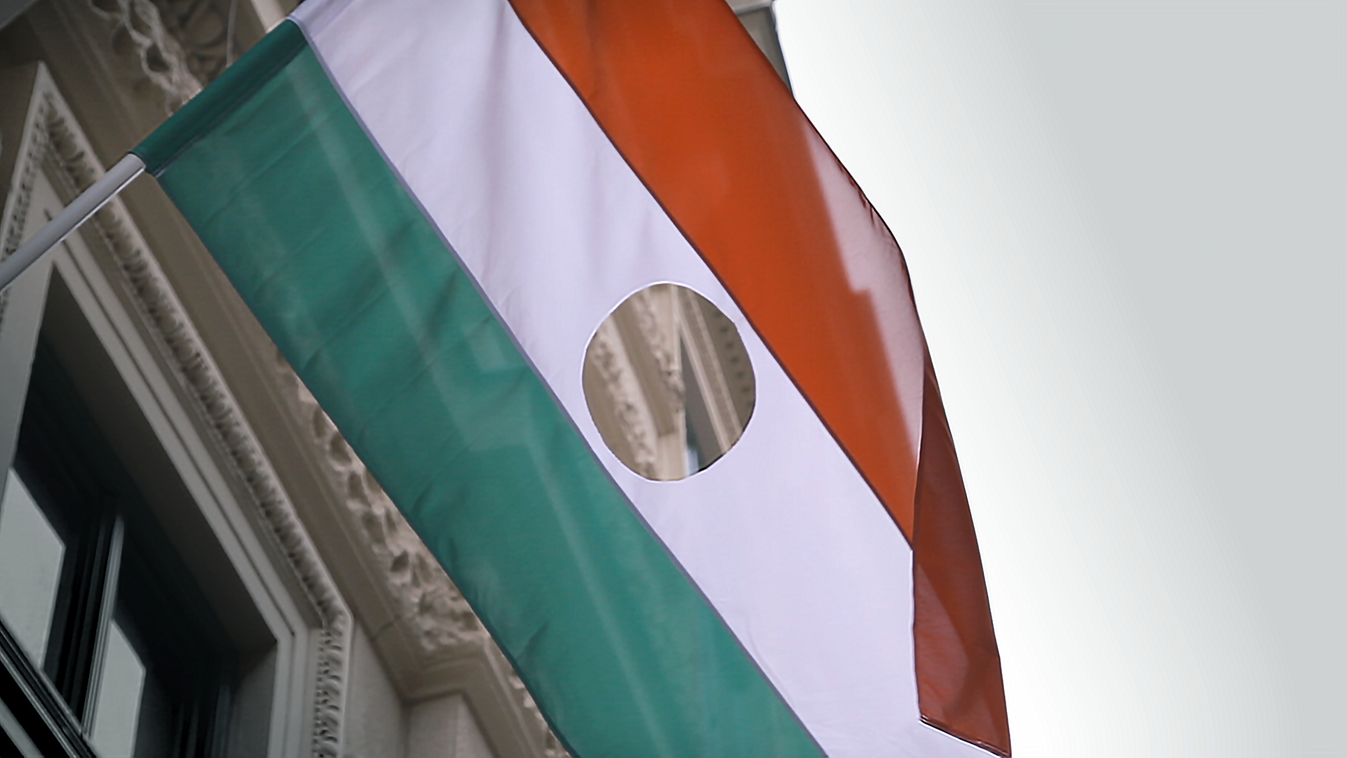 „Az én októberem” zászló, október 23. lyuk lyukas magyar 