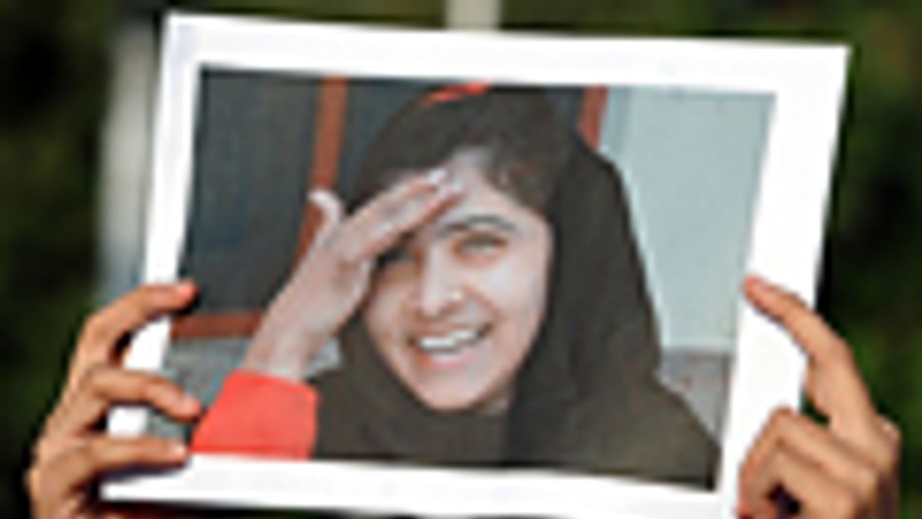 Malala Yousafzai, pakisztáni diáklány, aktivista képével tüntetnek pakisztáni muszlimok Iszlámábádban
