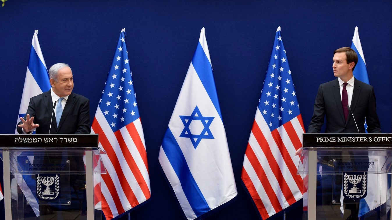 NETANJAHU, Benjámin; TRUMP, Donald; KUSHNER, Jared Jeruzsálem, 2020. augusztus 30.
Jared Kushner, Donald Trump amerikai elnök veje és tanácsadója (j) és Benjámin Netanjahu izraeli miniszterelnök közös sajtótájékoztatót tart az Izrael és az Egyesült Arab E