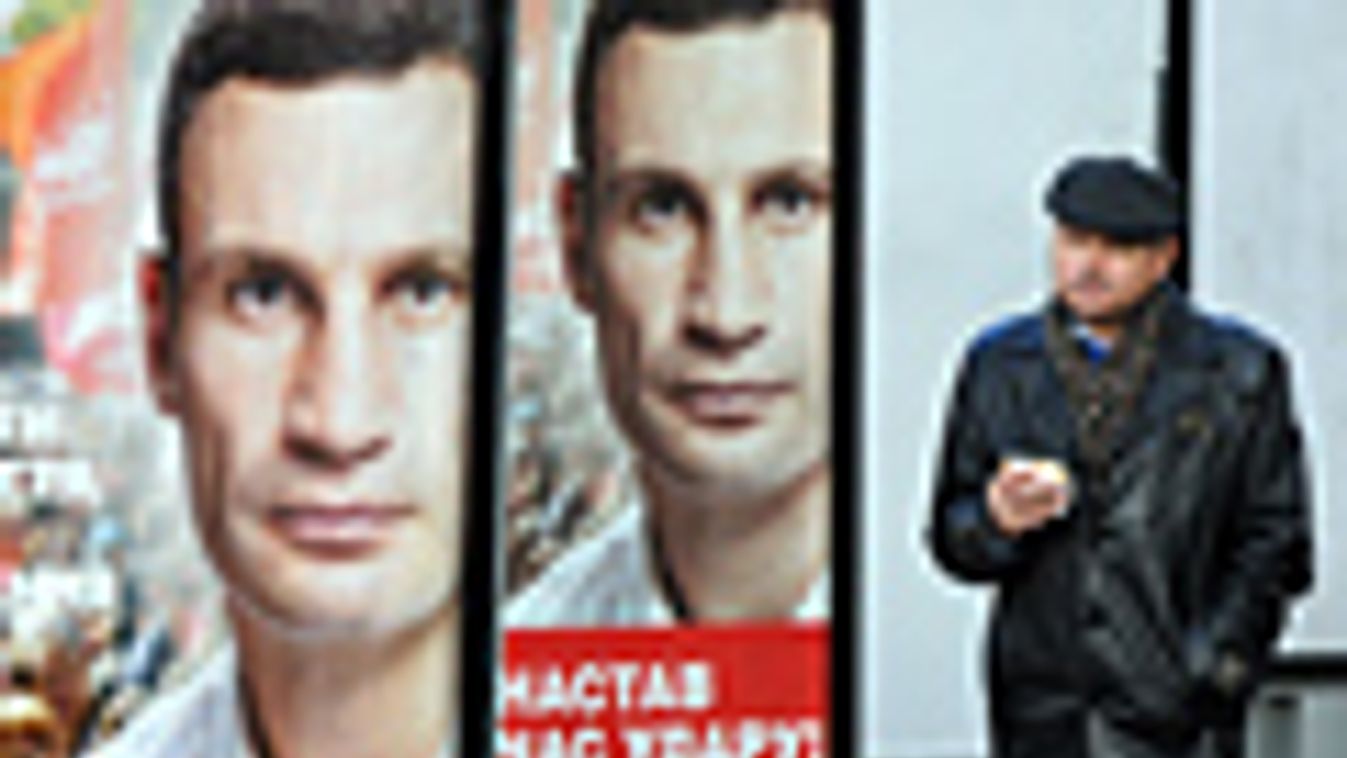 Ukrajna, választások, kampány, Vitalij Klicsko választási plakátokon, UDAR párt