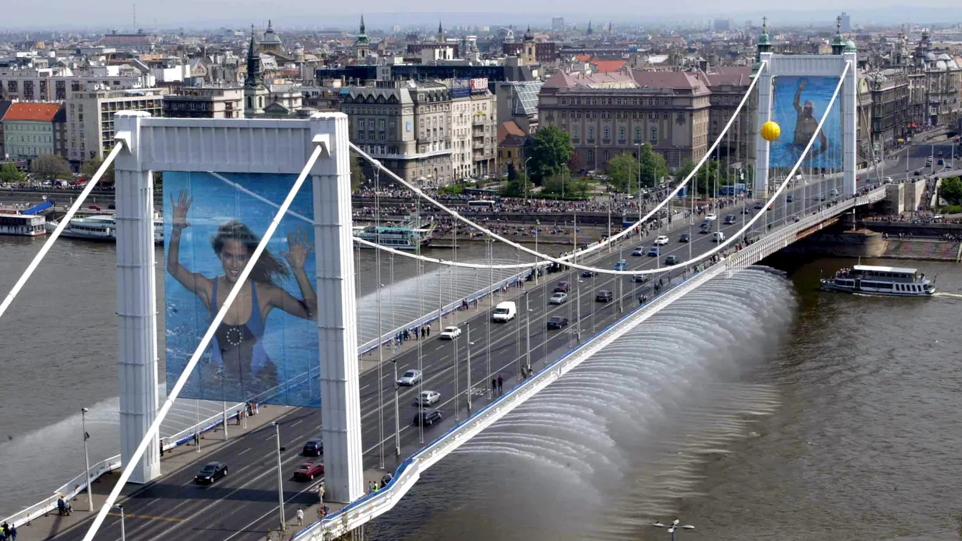 Tíz éve az EU-ban, Magyarország 10 éve csatlakozott az Európai Unióhoz, a csatlakozást ünneplő installáció az Erzsébet hídon 