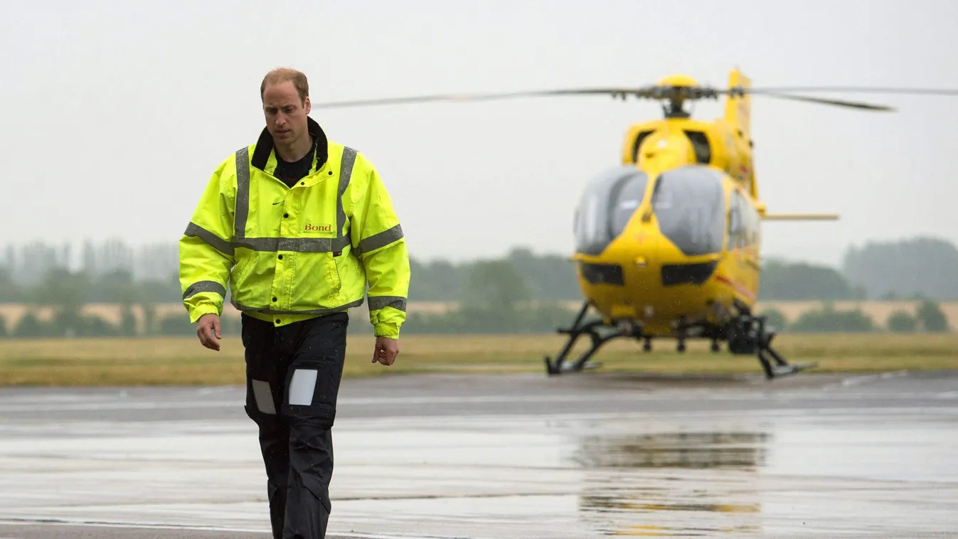 Vilmos herceg Cambridge, 2015. július 13.
Vilmos cambridge-i herceg, a brit trónörökös elsőszülött fia a H145-ös szolgálati mentőhelikopterével a háttérben a cambridge-i repülőtéren 2015. július 13-án. A brit uralkodói család tagja a kelet-angliai légimen
