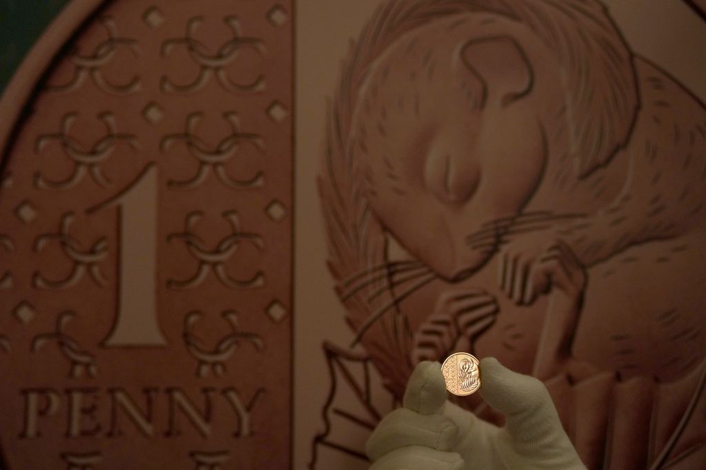 III. KÁROLY London, 2023. október 12.
A Brit Királyi Pénzverde egyik munkatársa mutatja az új 1 pennys érmét, amelyen a mogyorós pele motívuma látható a Londonban tartott sajtótájékoztatón 2023. október 12-én. A pénzverde tájékoztatása szerint ez év végén
