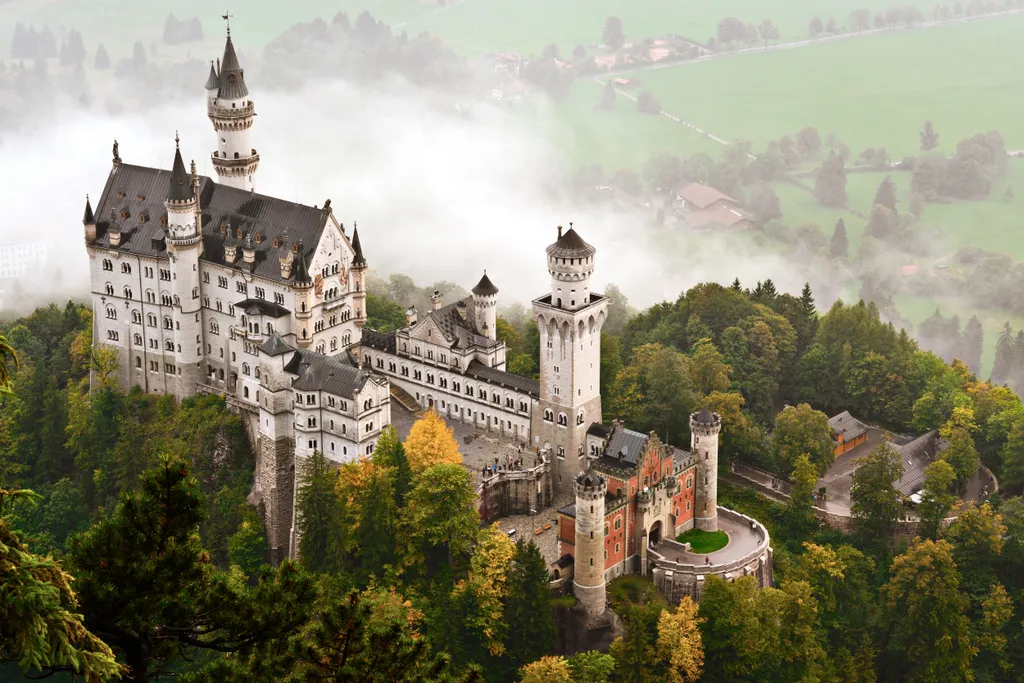 Neuschwanstein kastély, 19. században épült, bajorországi kastély, Németország, déli részén, Schwangau község, II. Lajos, Bajorország királya 