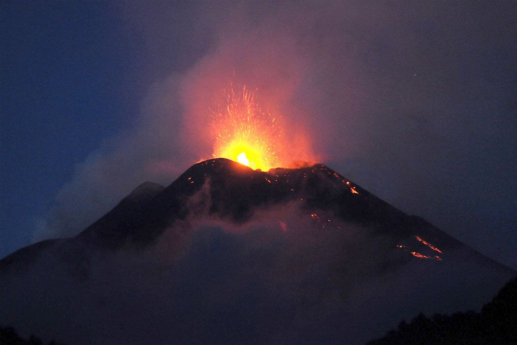 Láva lövell ki az Etnából. Több hónapos nyugalom után, október végén ébredt föl a vulkán.