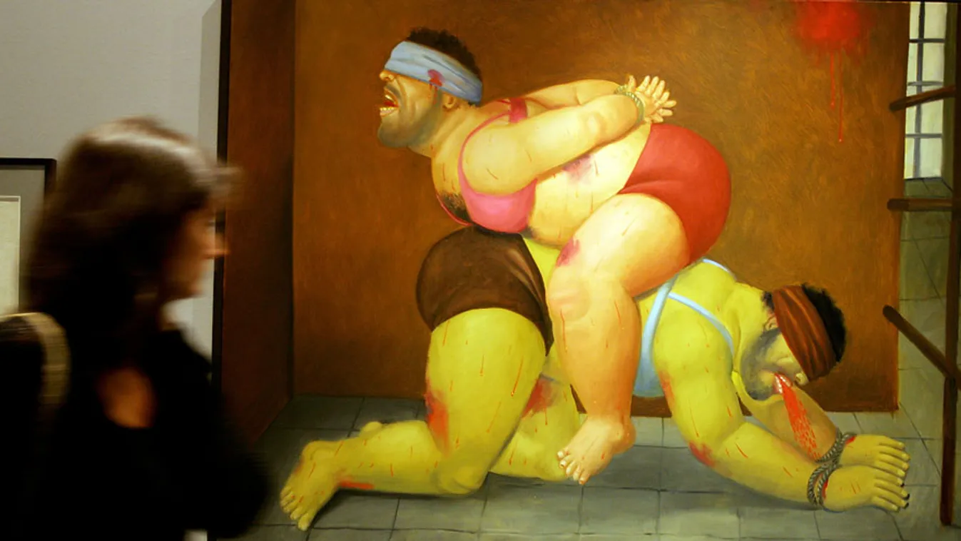 férfiak elleni nemi erőszak, egy látogató megy el Fernando Botero kolumbiai művész egyik képe előtt egy római kiállításon