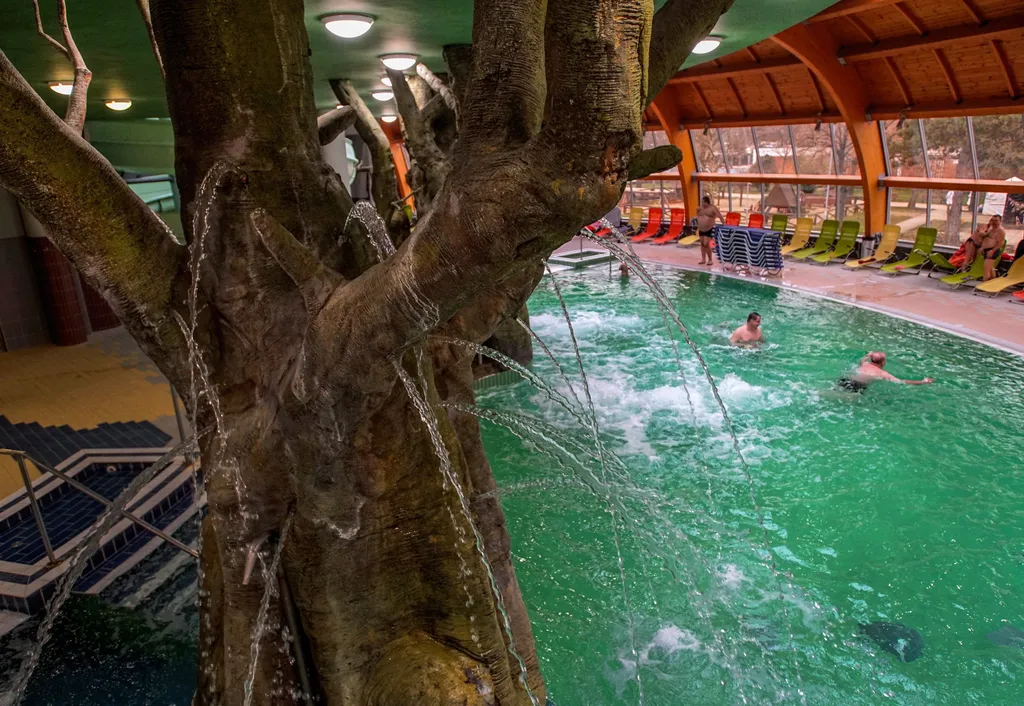 barlangfürdő ÉPÍTMÉNY épület belső FOTÓ FOTÓTÉMA fürdőző medence strand úszómedence termálfürdő 
