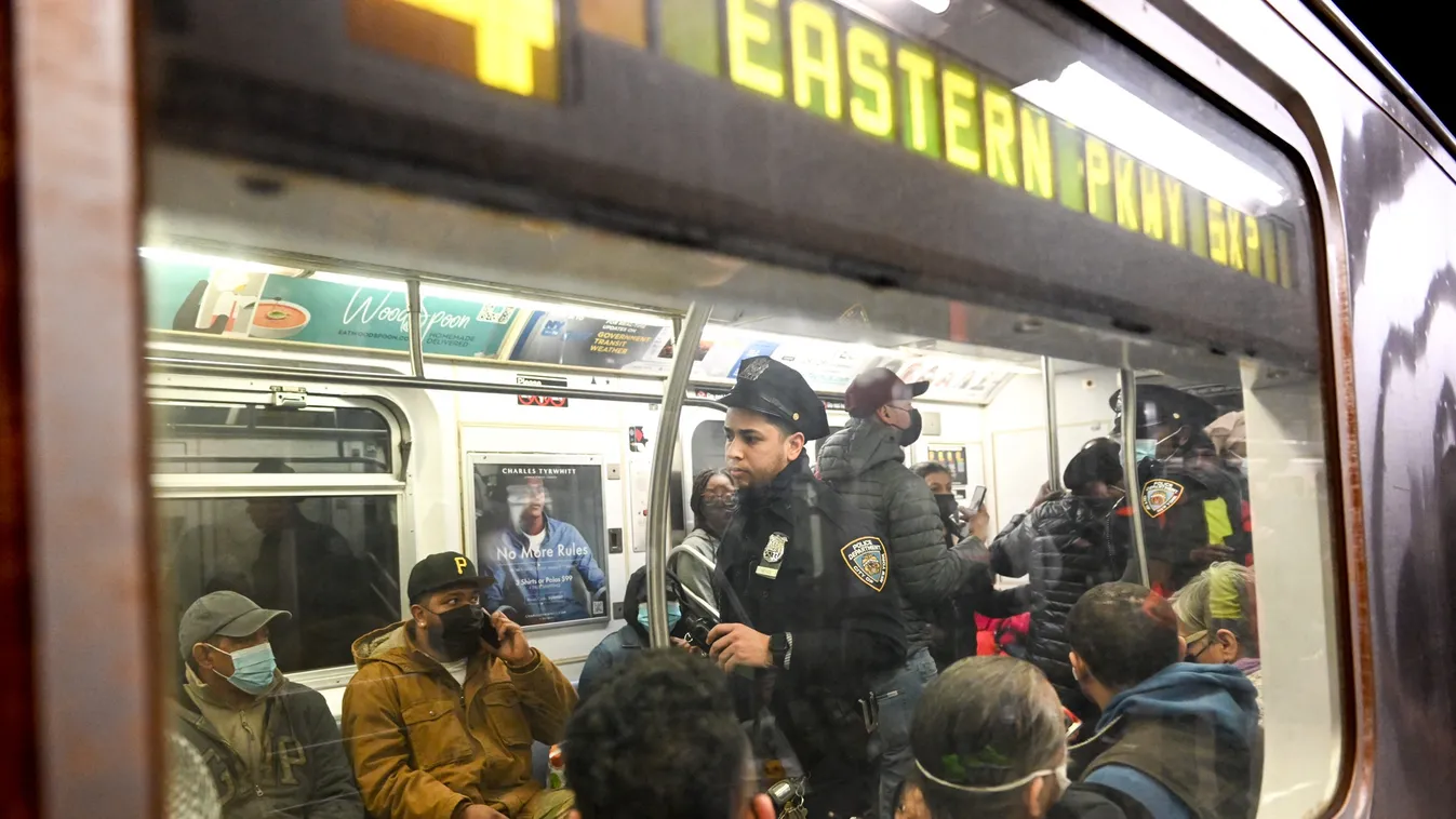 brooklyni metró  NYPD Increases Security In Subway Stations After Brooklyn Shooting GettyImageRank2 Color Image new york city police department travel mta subway union square - new york city new york city Horizontal 
