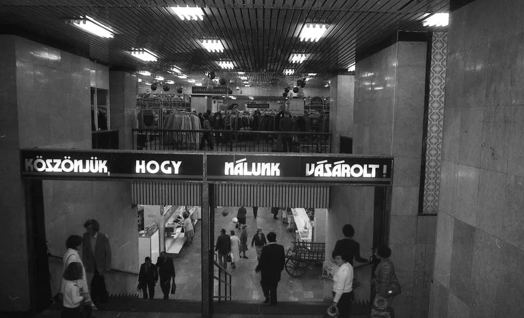rendszerváltás előtti korszak nagy áruházai  Blaha Lujza tér, Corvin Áruház.
ÉV
1981 