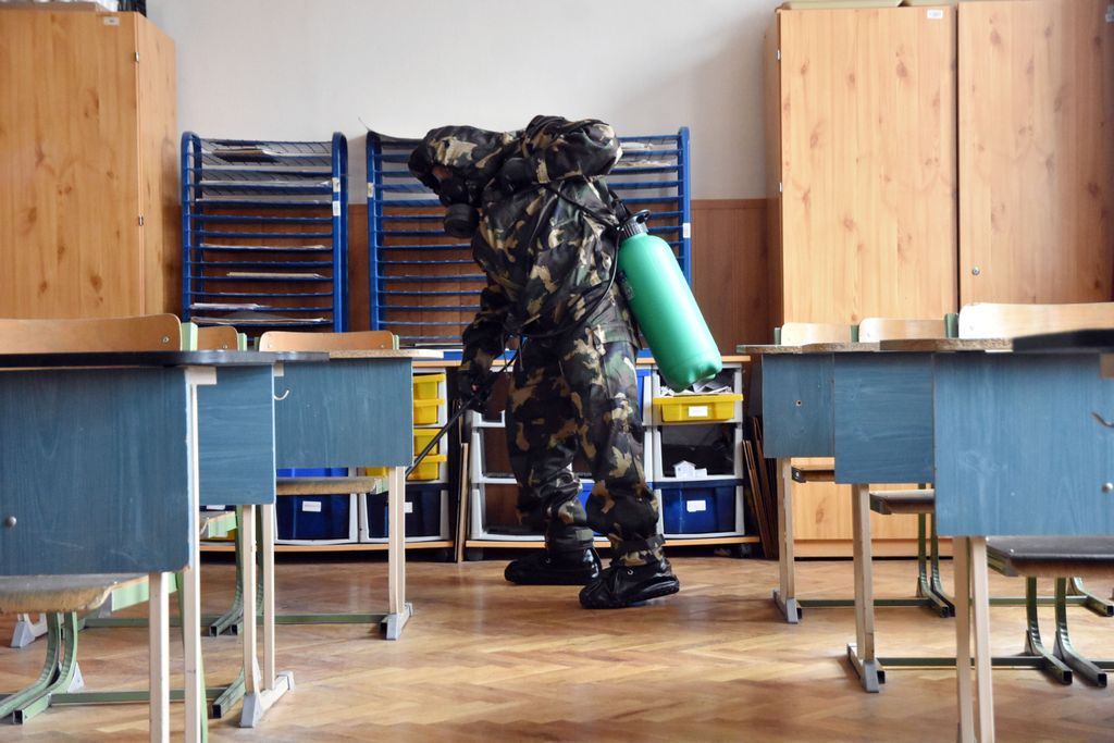 Koronavírus - Szolnoki általános iskolát fertőtlenített a honvédség 