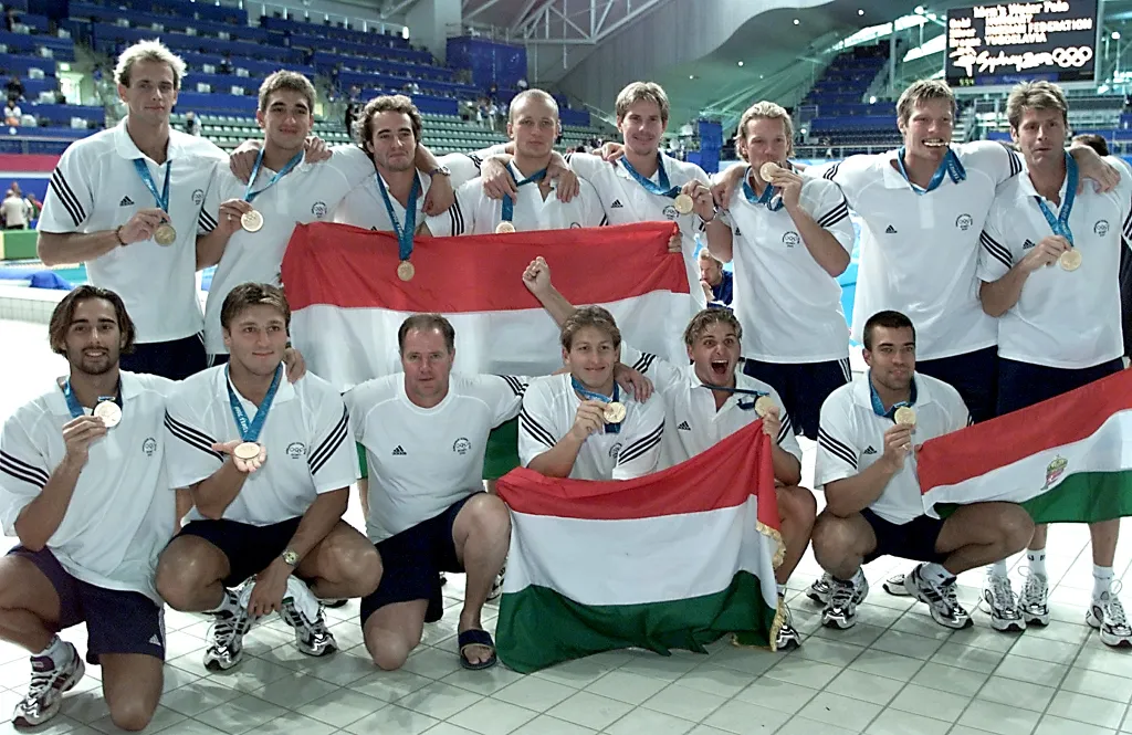 OLY2000-WPO-RUS-HUN Horizontal FLAG GROUP PICTURE MAN FINAL OLYMPIC GAMES MEDAL TEAM WINNER WATERPOLO JOY 