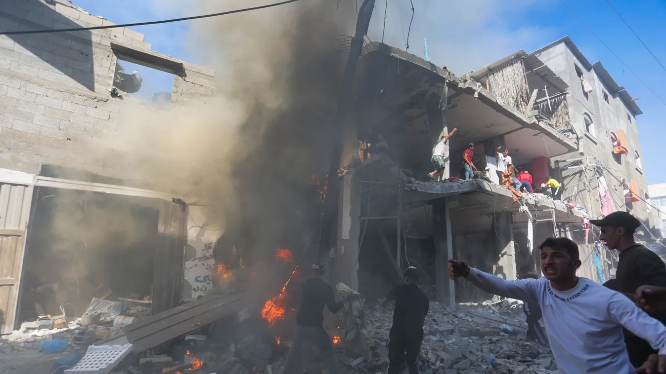 Rafah, 2023. november 17.
Izraeli légitámadásban lerombolt ház romjai között keresnek túlélőket palesztinok a Gázai övezet déli részén fekvő Rafahban 2023. november 17-én. A Gázai övezetet irányító Hamász palesztin iszlamista szervezet október 7-én többfr