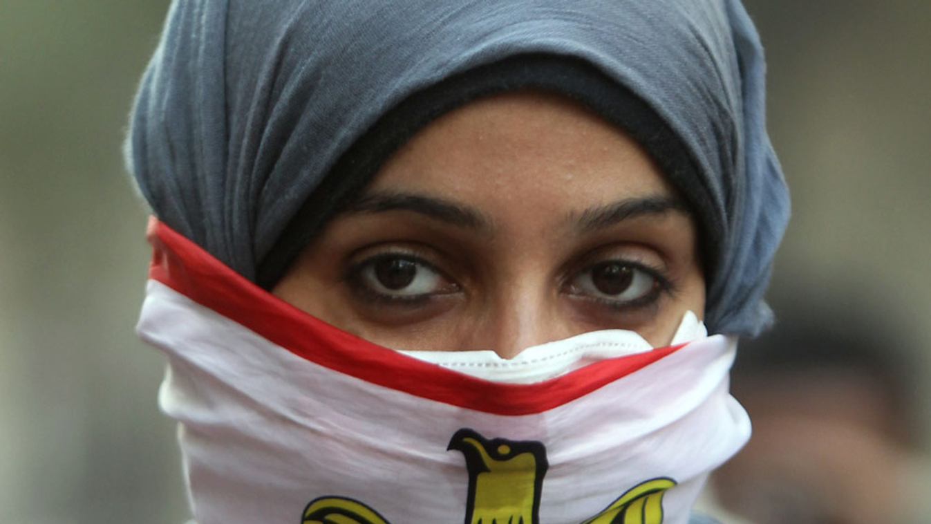 nők szexuális zaklatása az egyiptomi tüntetéseken, Tüntető lány a Tahrir téren 2011. november 21-én
