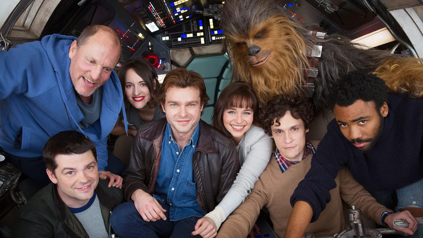 Woody Harrelson, Chris Miller rendező, Phoebe Waller-Bridge, Alden Ehrenreich, Emilia Clarke, Phil Lord rendező, Donald Glover és Joonas Suotamo (Csubakka) a Han Solo-film forgatásán 