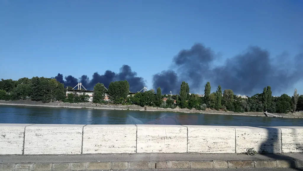 hatalmas tűz füst Budapest 