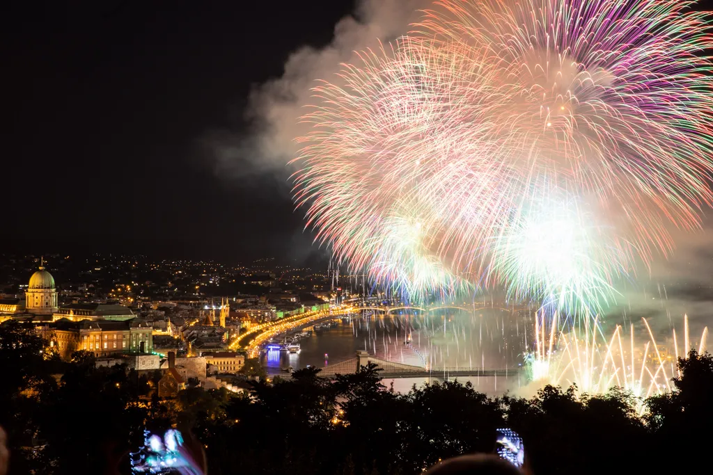 Így látszott a tűzijáték a Duna felett Budapesten az államalapítás ünnepén, Szent István napján 2021. augusztus 20-án a Gellért-hegyről. 