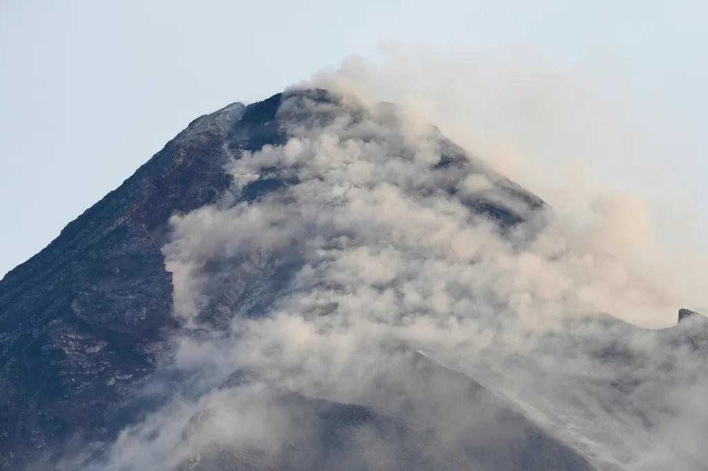 Fülöp-szigeteki Mayon vulkán Manila  Mayon tűzhányó a Fülöp-szigeteki Albay tartományban fekvő Daraga településről nézve 2023. június 13-án. Az ország legaktívabb tűzhányójának kitörése miatt több mint 13 ezer embert telepítettek ki a környékbeli fal 