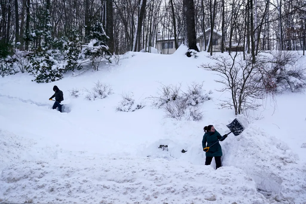 Hoyer, Michelle; Hoyer, Russell ÉVSZAK havas havat lapátol havazás helyi lakos hóeltakarítás hólapát hóréteg IDŐJÁRÁS kocsifelhajtó SZEMÉLY tél 