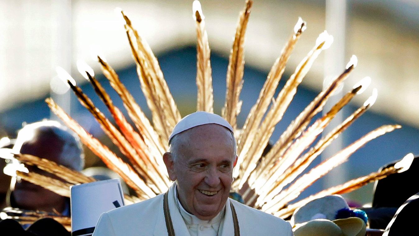 FERENC pápa A dél-amerikai körútjának második állomására Bolíviába érkezett Ferenc pápa mögött az őt köszöntők egyikének indián tolldísze látható az El Altó-i repülőtéren  (MTI/AP/Gregorio Borgia)

http://www.origo.hu/gazdasag/20150709-sarlo-kalapacsra-fe