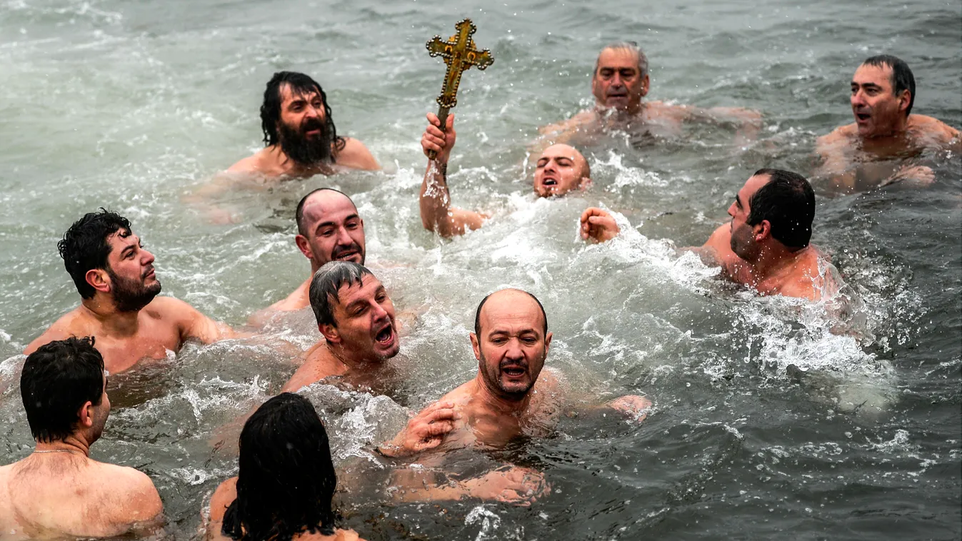 - A man holds a wooden cross after retrieving it from the Bosphorus river's Golden Horn, as part of celebrations of the Epiphany day at the Church of Fener Orthodox Patriarchiate in Istanbul, on January 6, 2015. Vízkereszt 