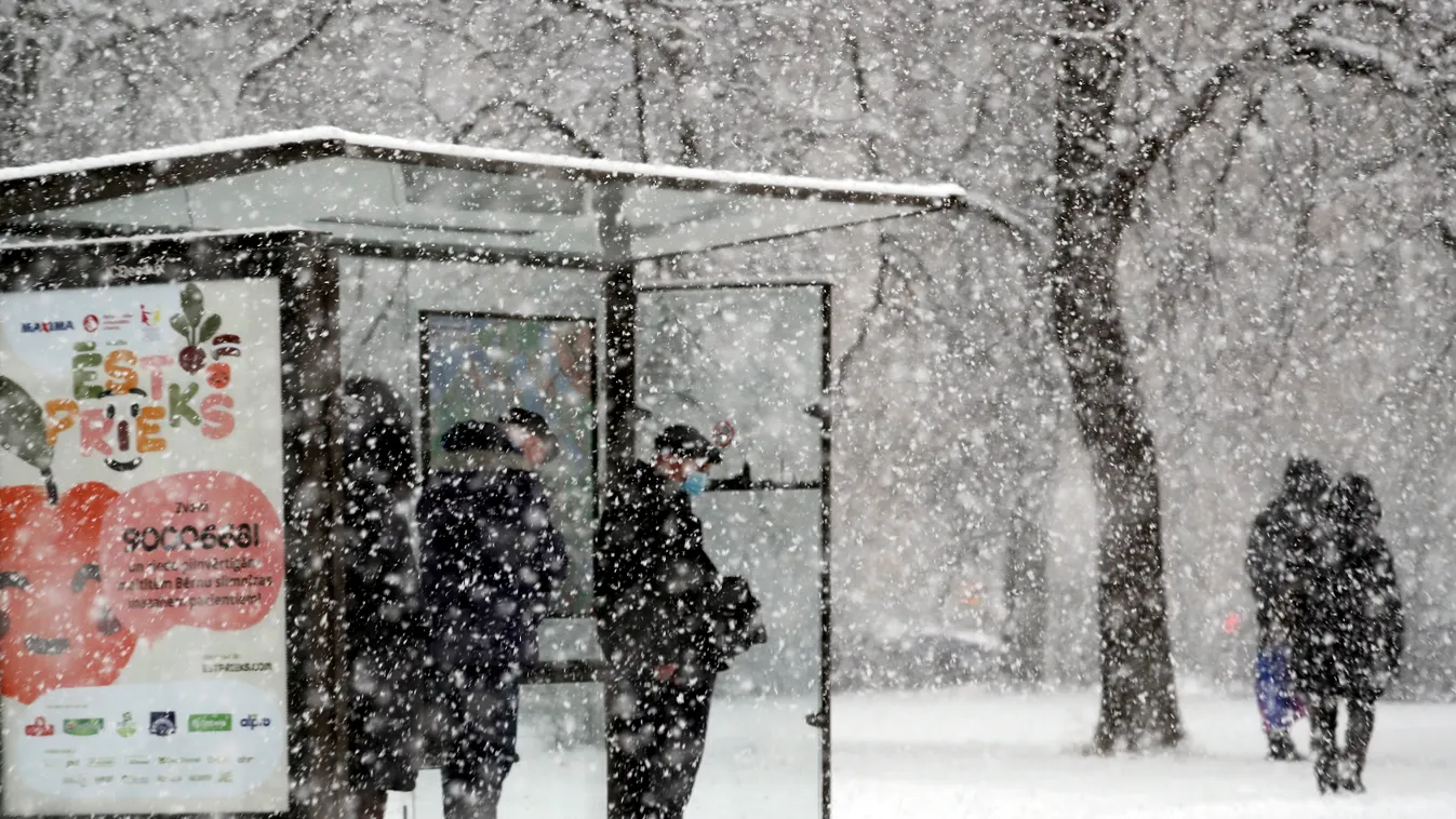 hó, havazás, hóesés, időjárás, Lettország, Riga, 2021.03.10. 