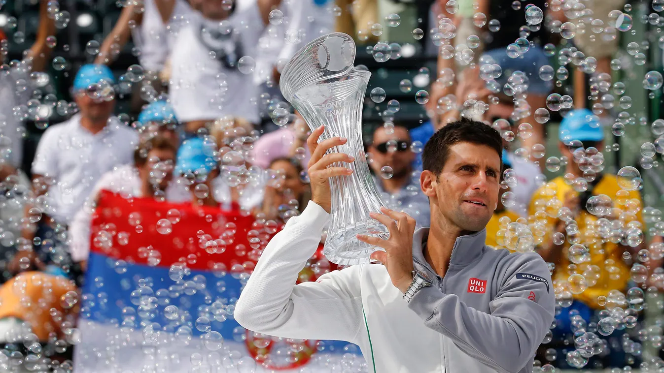 A szerb Novak Djokovic a bajnoki trófeával, miután 6:3, 6:3 arányban legyőzte a spanyol Rafael Nadalt a Key Biscayne-i kemény pályás tenisztorna férfi egyesének döntőjében 2014. március 30-án. (MTI/EPA/Erik S. Lesser) 