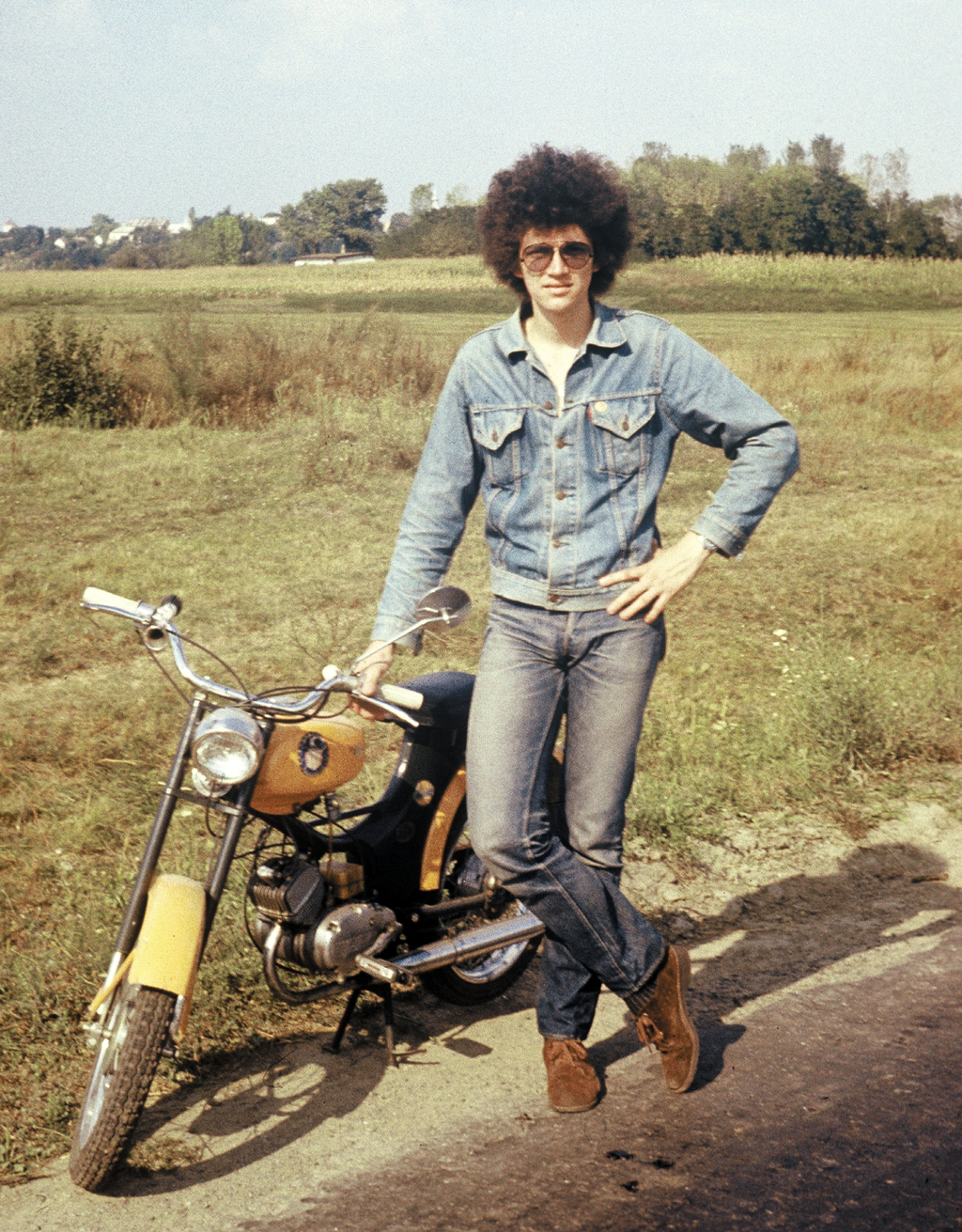 Ruházkodás a szocializmus alatt, színes, motorkerékpár, farmer, robogó, hajviselet, közlekedés, 1976 